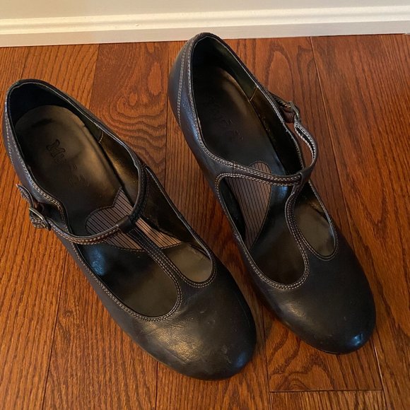 Mudd Flapper Brown T-Strap Heels - Picture 3 of 7